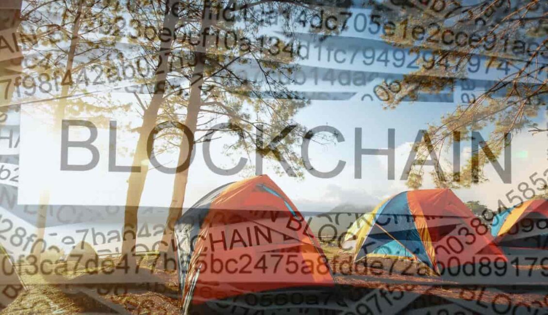 blockchain yazısı ve arka planda kamp alanı