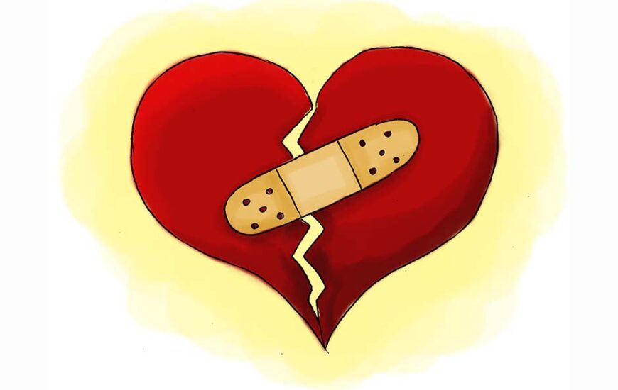 Bir çizim. Kırık bir kalbin üzerinde yara bandı bulunmakta.