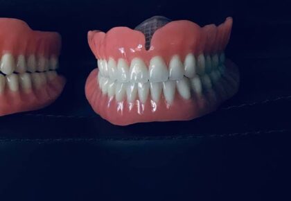 2 tane diş protezi görseli