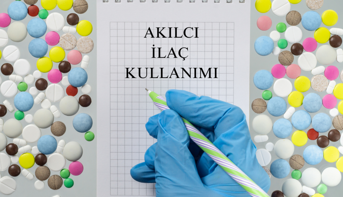 kareli bir not defteri üzerine eldivenli bir doktor akılçı ilaç kullanımı yazmış gözükmekte. Defterin kenarlarında ise ilaçlar bulunmakta.