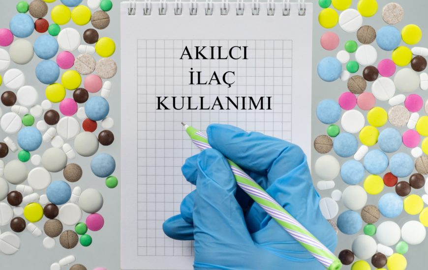 kareli bir not defteri üzerine eldivenli bir doktor akılçı ilaç kullanımı yazmış gözükmekte. Defterin kenarlarında ise ilaçlar bulunmakta.