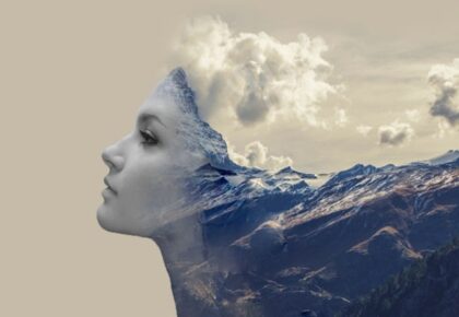 Bir kadın doğa ile özleştirilmiş. Yüzü sade, boynu dağ, kafası bulut, saçları dağ olarak görüntülenmekte.