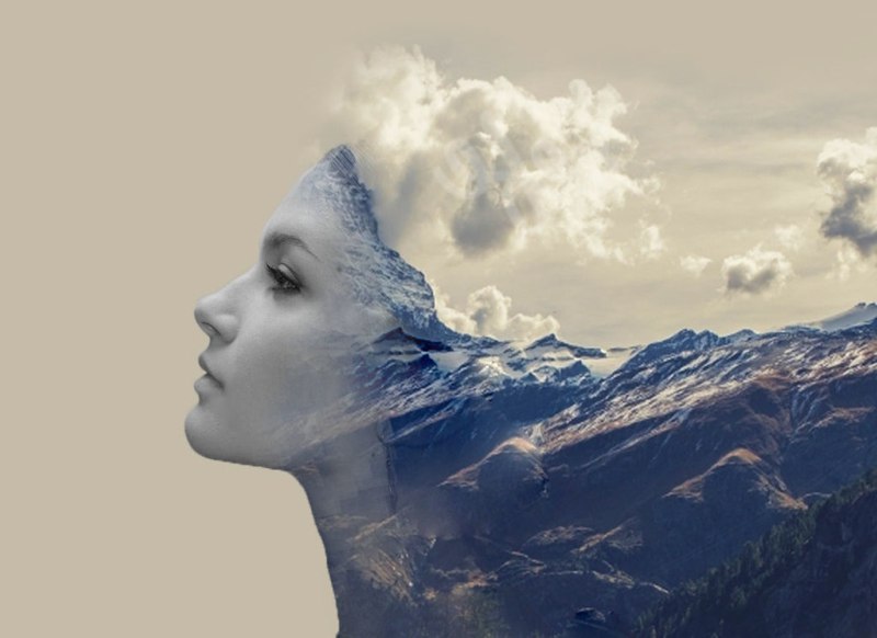 Bir kadın doğa ile özleştirilmiş. Yüzü sade, boynu dağ, kafası bulut, saçları dağ olarak görüntülenmekte.