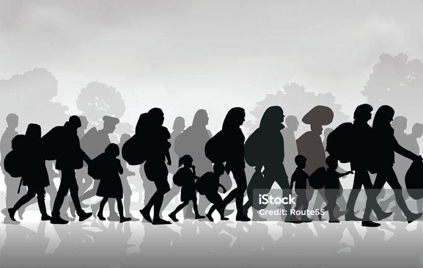 Bir çizim. Göç eden insanların gölgeleri… İçerisinde kadın, erkek, yaşlı, genç ve çocuk bulunmakta. Ellerinde yükler bulunmakta.