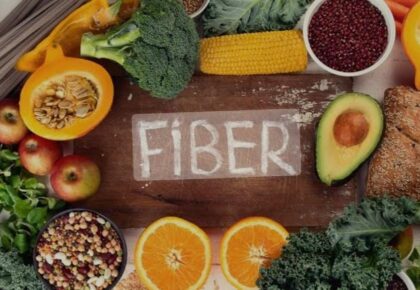 Ahşap bir masada fiber (lif) yazmakta. Etrafında ise meyve, sebze, yeşillik, bakliyat ve ekmek bulunmakta.
