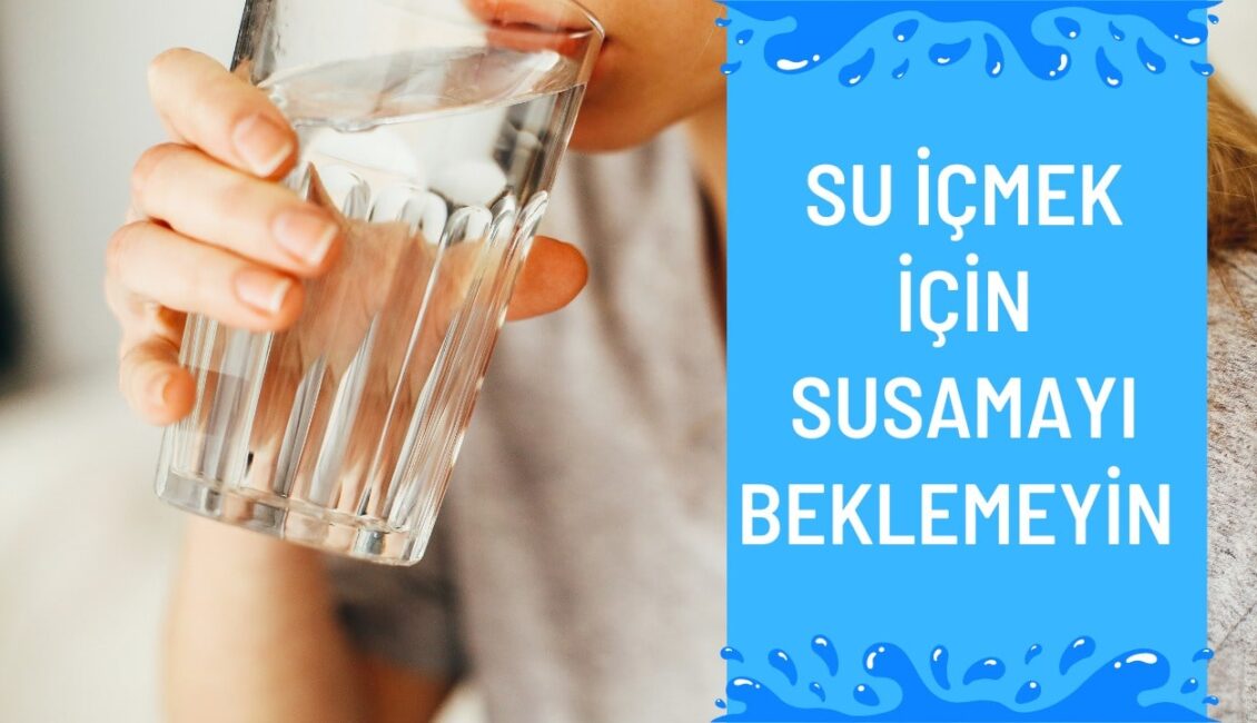 Su içmek için susamayı beklemeyin yazmakta arka planda ise bir kadın büyük bir bardakla su içmekte.