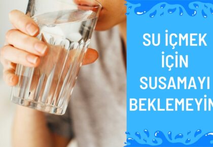 Su içmek için susamayı beklemeyin yazmakta arka planda ise bir kadın büyük bir bardakla su içmekte.