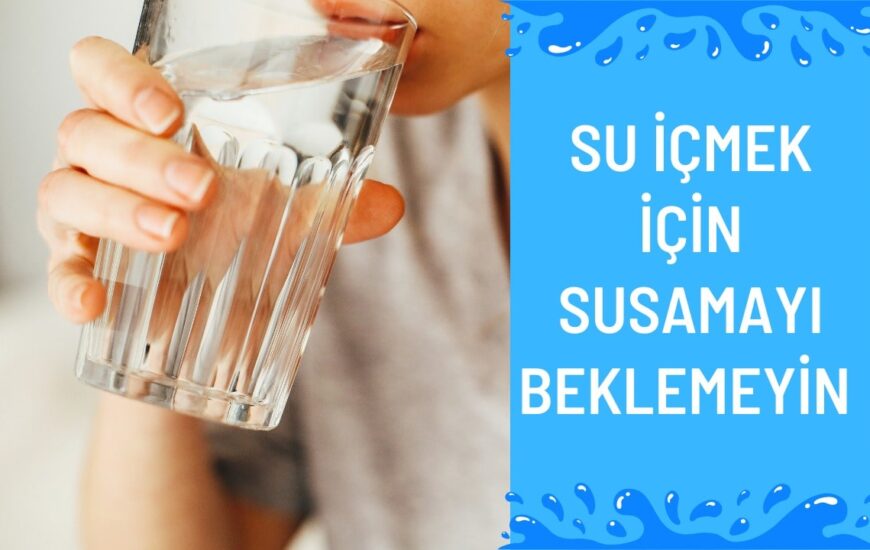 Su içmek için susamayı beklemeyin yazmakta arka planda ise bir kadın büyük bir bardakla su içmekte.